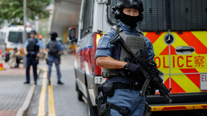 হংকংয়ের এক আদালতে ৪৫ গণতন্ত্রপন্থির সাজা ঘোষণার সময় কড়া প্রহরার ব্যবস্থা করা হয়। ছবি: রয়টার্স