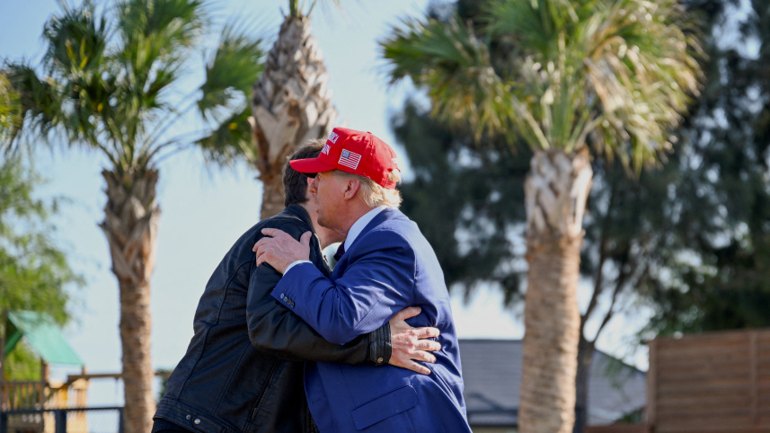 ট্রাম্পের ঘনিষ্ঠ বন্ধু মাস্ক। দেখা হলেই একে অপরকে 'হাগ' দেন। ফাইল ছবি: রয়টার্স