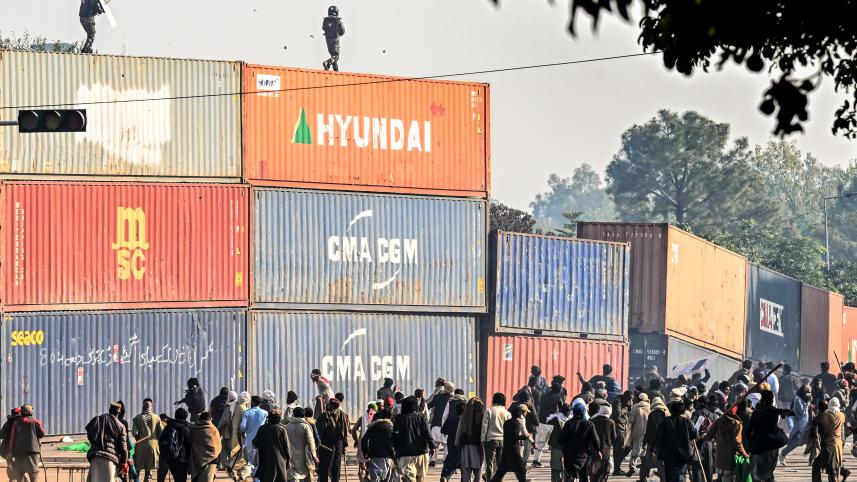 জাহাজের কন্টেইনার দিয়ে তৈরি ব্যারিকেডে অগ্নিসংযোগ করে বিক্ষোভকারীরা। ছবি: এএফপি