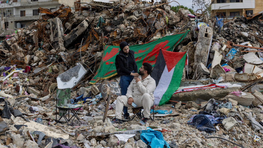 যুদ্ধবিরতির দ্বিতীয় দিনে লেবাননের এক দম্পতি তাদের ধ্বংস হয়ে যাওয়া বাড়ির সামনে বসে আছেন। ছবি: রয়টার্স