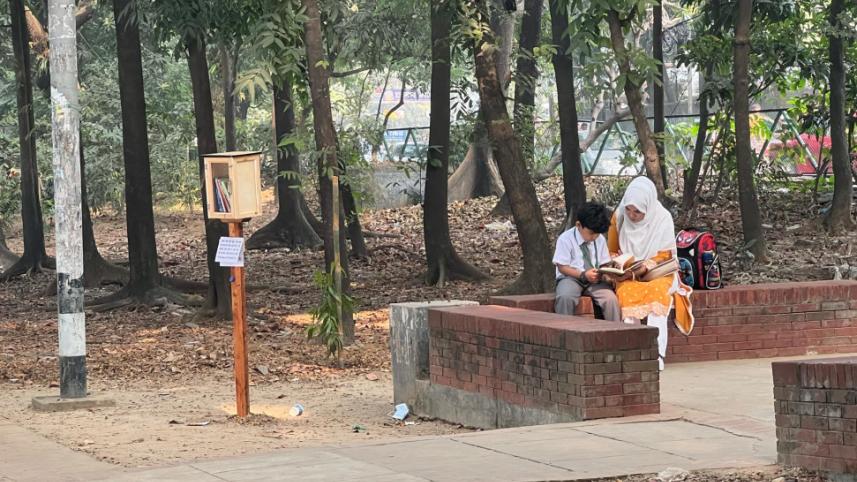 ধানমন্ডি লেক পার্কের লাইব্রেরি