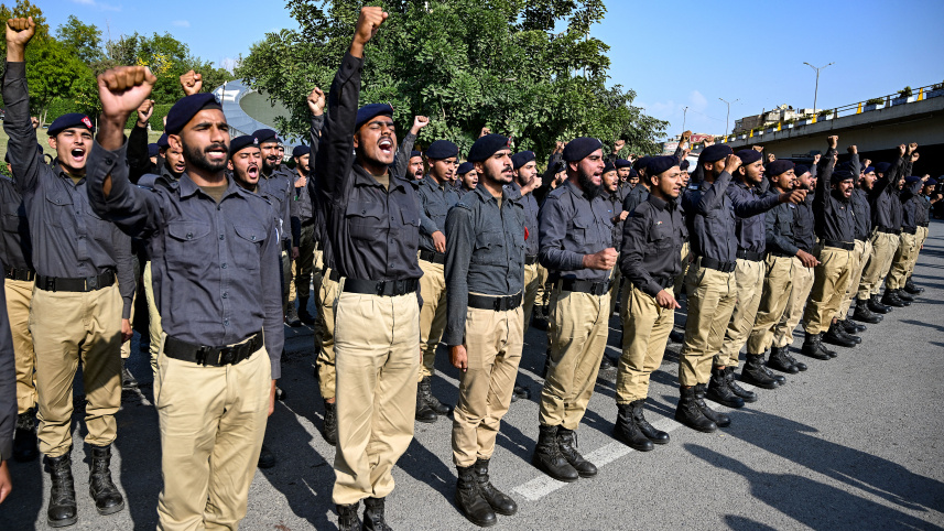 বিক্ষোভ দমনে পৃথক রায়ট-বাহিনী গঠনের প্রস্তাব দিয়েছেন শেহবাজ শরীফ। ফাইল ছবি: এএফপি