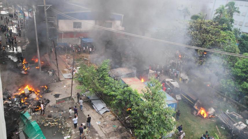 হাসিনার পতনের পর কর্ণফূলী ইপিজেডের পুলিশ রেঞ্জে অগ্নিসংযোগ করা হয়। ছবি: স্টার 