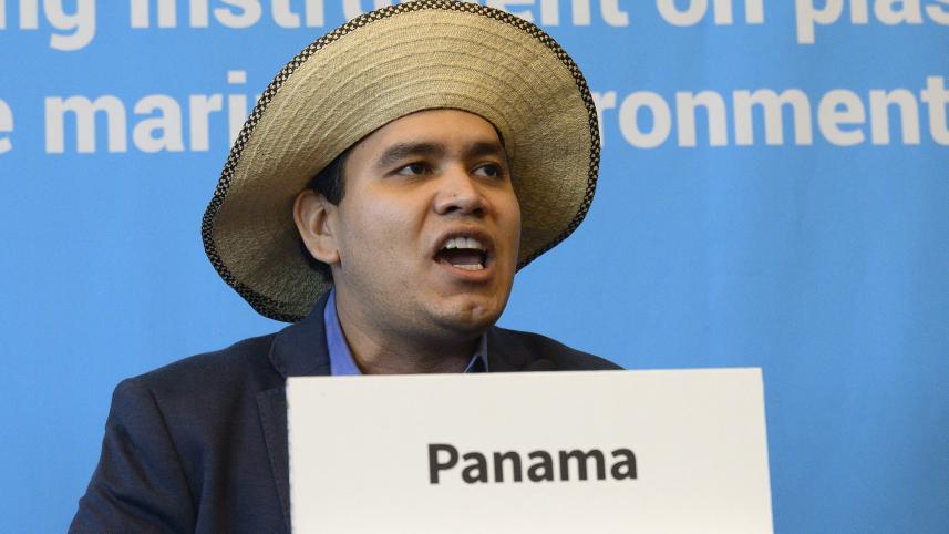 দক্ষিণ কোরিয়ায় প্লাস্টিক দূষণ কমানোর উদ্দেশে আয়োজিত জাতিসংঘের বিশেষ সম্মেলনে বক্তব্য রাখছেন পানামার প্রতিনিধি। ছবি: এএফপি