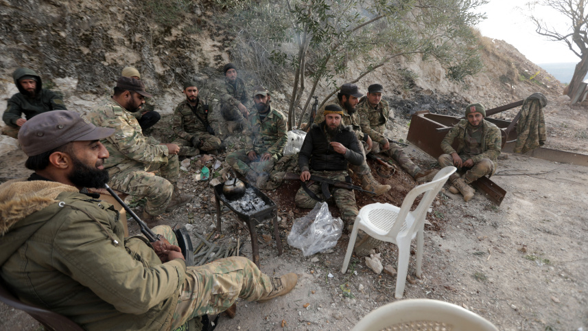 সরকারের বিরুদ্ধে হামলার ফাঁকে হামা অঞ্চলের উত্তরাঞ্চলের শহরতলীর অবস্থানে আড্ডা দিচ্ছেন সিরিয়ার বিদ্রোহীরা 