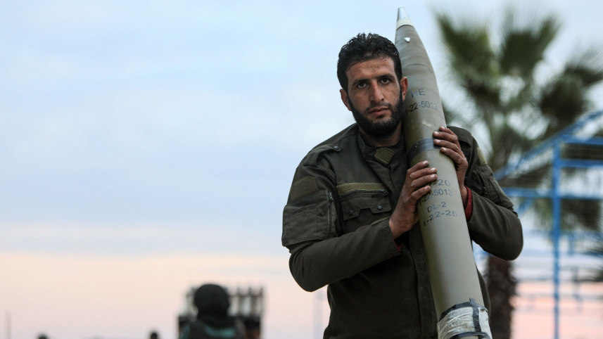 সরকারি বাহিনীর বিরুদ্ধে হামলা চালাতে কাঁধে রকেট বহন করছেন এক বিদ্রোহী। ছবি: এএফপি