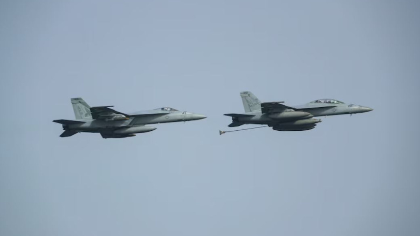 মার্কিন নৌবাহিনীর এফ এ/১৮ যুদ্ধবিমান। ফাইল ছবি: রয়টার্স