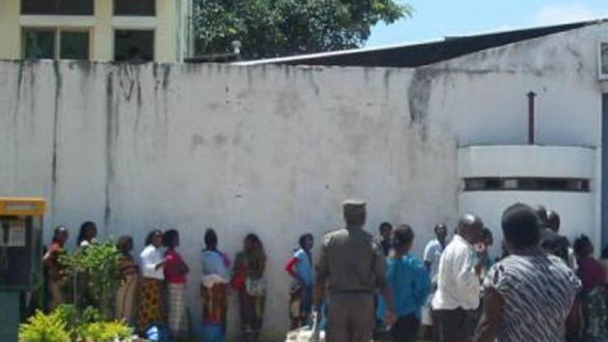 মাপুতোর কেন্দ্রীয় কারাগারে দর্শনার্থীদের সারি। ফাইল ছবি: সংগৃহীত