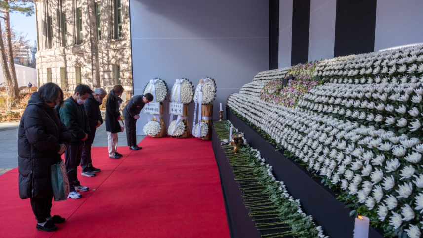 দক্ষিণ কোরিয়ায় উড়জাহাজ দুর্ঘটনায় নিহতদের জন্য শোক প্রকাশ। ছবি: এএফপি