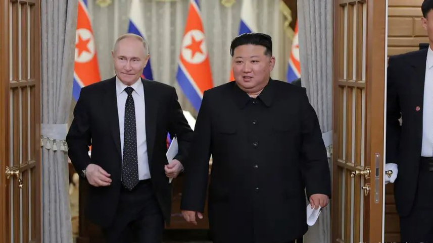 রুশ প্রেসিডেন্ট ভ্লাদিমির পুতিন ও উত্তর কোরিয়ার নেতা কিম জং উন। ফাইল ছবি: ডয়চে ভেলে