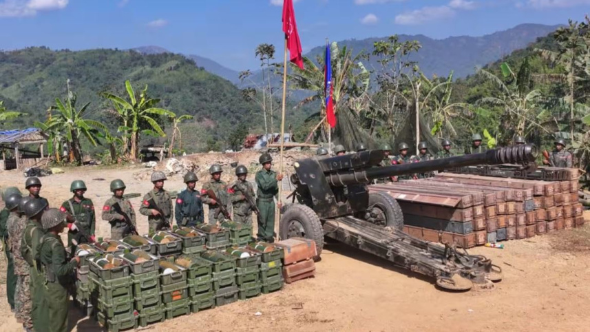 জান্তার কাছ থেকে ছিনিয়ে নেওয়া অস্ত্র ও আরাকান আর্মির সদস্যরা। ফাইল ছবি: সংগৃহীত