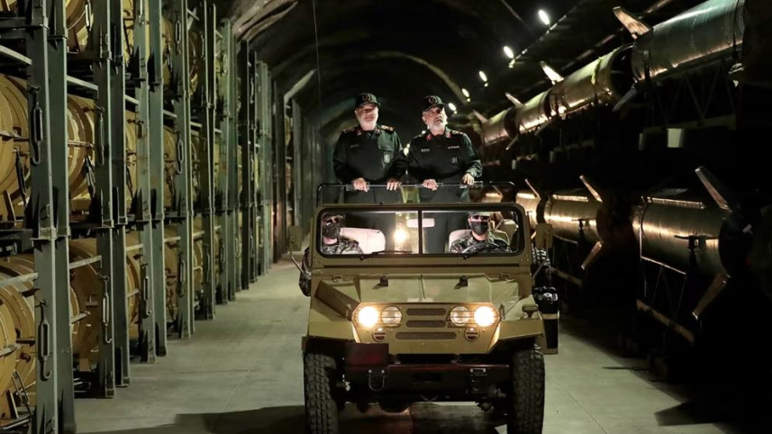 আইআরজিসির কমান্ডার-ইন-চিফ মেজর জেনারেল হোসেইন সালামি ও আইআরজিসির বিমানবাহিনীর কমান্ডার আমির আলি হাজিযাদেহকে ইরানের একটি গোপন অবস্থানে দেখা যাচ্ছে। ছবি: এএফপি