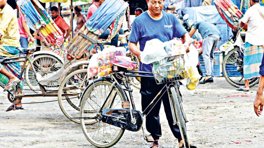 কারওয়ানবাজার সহ দেশের অনেক বাজারে এখনো পলিথিনের বহুল ব্যবহার চলমান। ছবি: প্রবীর দাস/স্টার