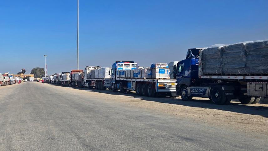 রাফা সীমান্তে হাজারো ত্রাণবাহী ট্রাক যুদ্ধবিরতি শুরুর অপেক্ষা। ছবি: এএফপি