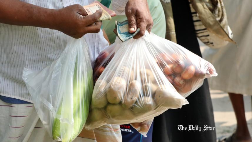 বিস্ময়করভাবে দেশে বর্তমানে পলিব্যাগের পর্যাপ্ত বিকল্প নেই। ছবি: প্রবীর দাস/স্টার