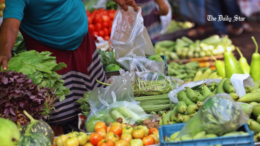 বিস্ময়করভাবে দেশে বর্তমানে পলিব্যাগের পর্যাপ্ত বিকল্প নেই। ছবি: প্রবীর দাস/স্টার