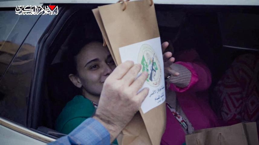 উপহার বুঝে নিচ্ছেন এমিলি ডামারি। ছবি: এএফপি