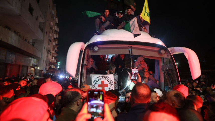 ইসরায়েলি কারাগার থেকে মুক্তি পাওয়া বন্দীরা একটি বাসে করে অধীকৃত পশ্চিম তীরের রামাল্লায় এসে পৌঁছান। ছবি: এএফপি