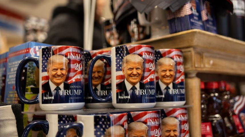 হোয়াইট হাউসের কাছে একটি দোকানে ট্রাম্পের ছবিযুক্ত মগ বিক্রি হচ্ছে। ছবি: রয়টার্স