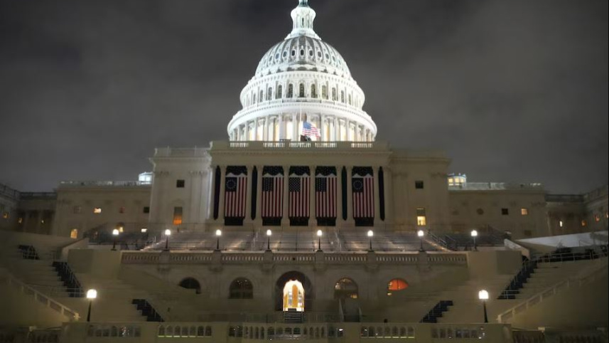 ট্রাম্পের আগমন উপলক্ষ্যে আলোকে সজ্জিত হোয়াইট হাউস। ছবি: রয়টার্স