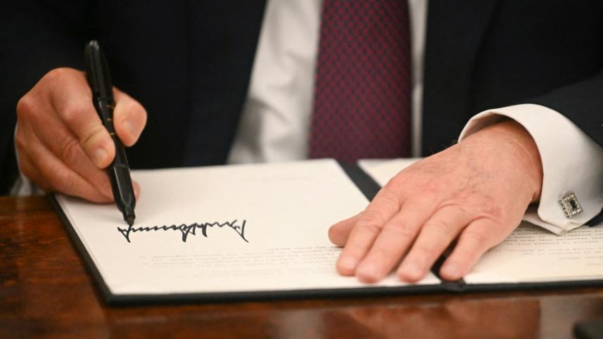 নির্বাহী আদেশে সাক্ষর করছেন ট্রাম্প। ছবি: এএফপি