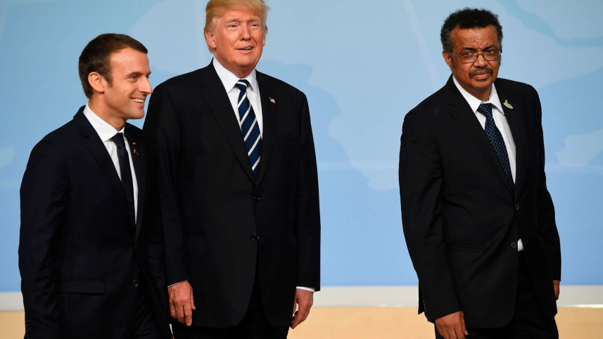 বিশ্ব স্বাস্থ্য সংস্থার মহাপরিচালক গেব্রিয়েসাসের সঙ্গে মাখোঁ ও ট্রাম্প। ফাইল ছবি: এএফপি (২০১৭)