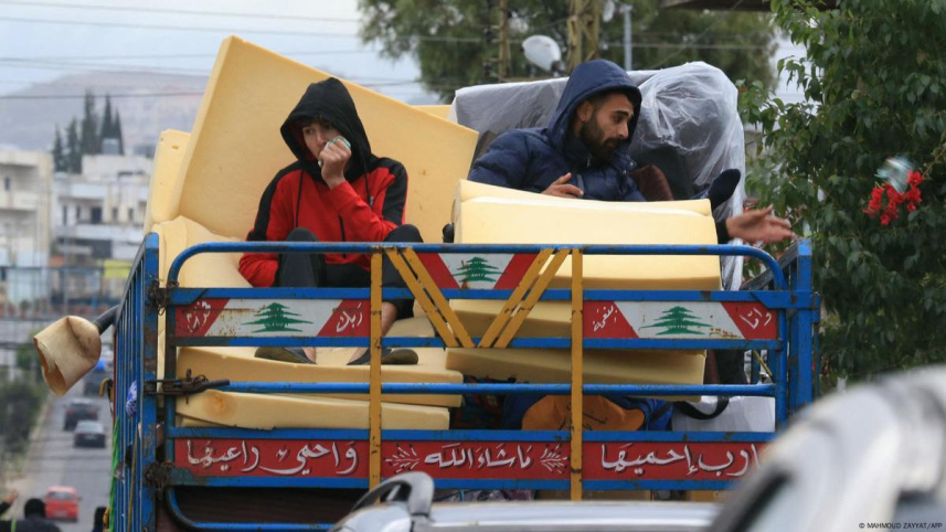 বাস্তুচ্যুত লেবানিজরা যুদ্ধবিরতির মাঝে দেশে ফিরছেন। ছবি: ডিডব্লিউ