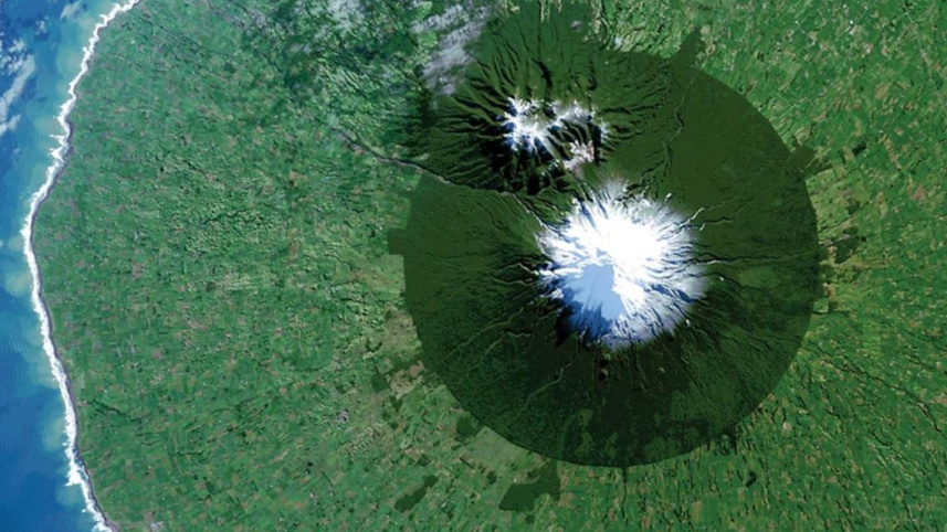 ল্যান্ডস্যাট স্যাটেলাইটের চোখে মাউন্ট তারানাকি। ছবি: রয়টার্স