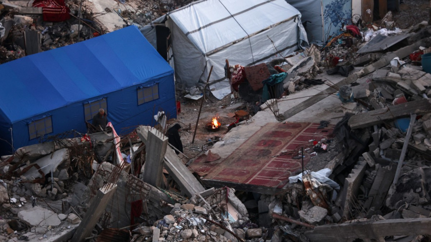 উত্তর গাজার জাবালিয়ায় ধ্বংসস্তুপের মাঝে তাঁবু খাটিয়ে বাস করছে ফিলিস্তিনিরা। ছবি: এএফপি