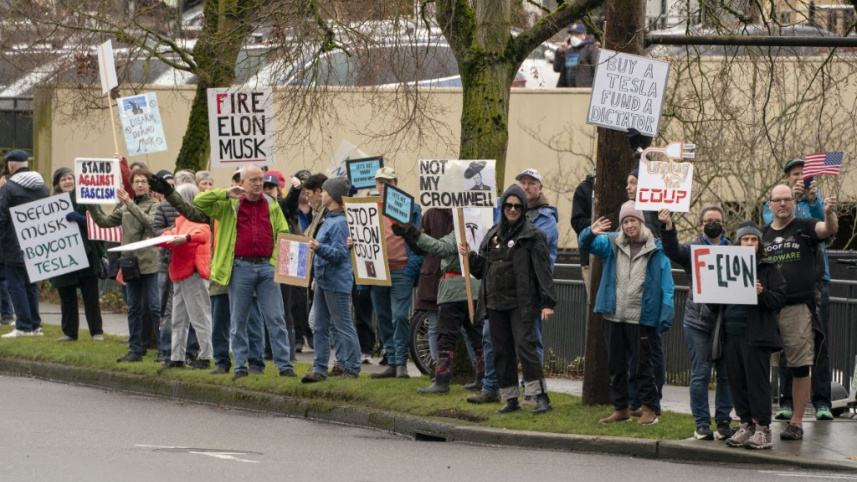 সিয়াটলে ইলন মাস্কের বিরুদ্ধে বিক্ষোভ। ছবি: এএফপি