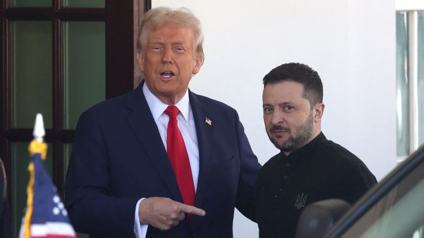 বৈঠকের আগে জেলেনস্কিকে স্বাগত জানান ট্রাম্প। ছবি: এএফপি