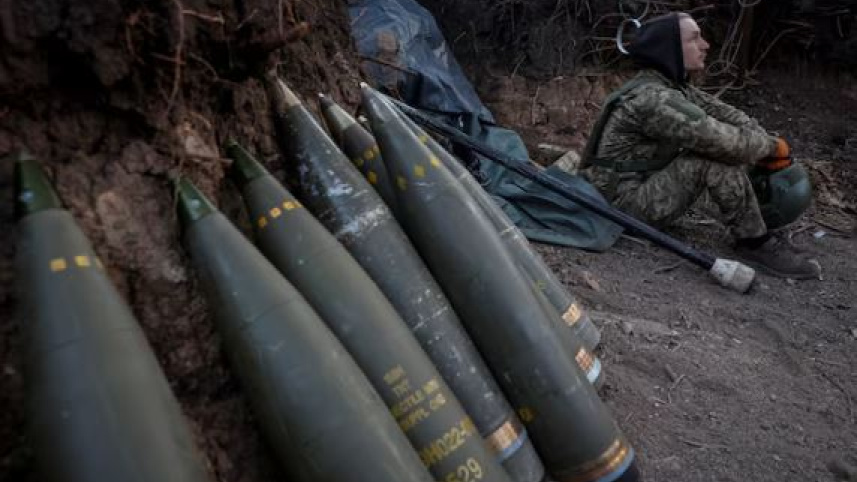 এক ইউক্রেনীয় সেনা হাউইটজার কামান প্রস্তুত করছেন। ফাইল ছবি: রয়টার্স