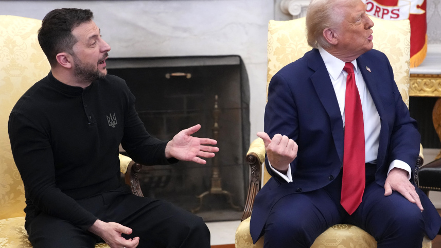 ট্রাম্প-জেলেনস্কির বৈঠক এরকম অদ্ভুত সব মুহুর্তের সাক্ষী। ছবি: এএফপি