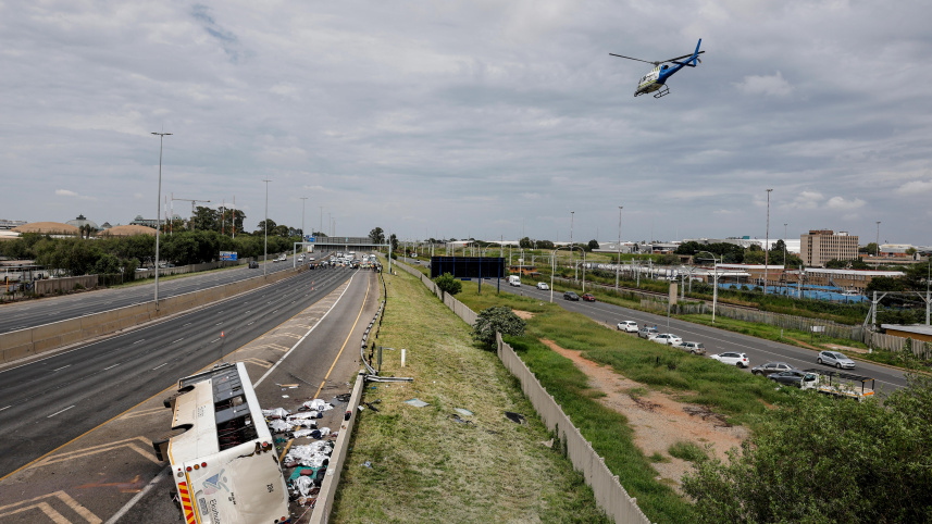 জোহানেসবার্গে দুর্ঘটনাকবলিত বাস । ছবি: এএফপি