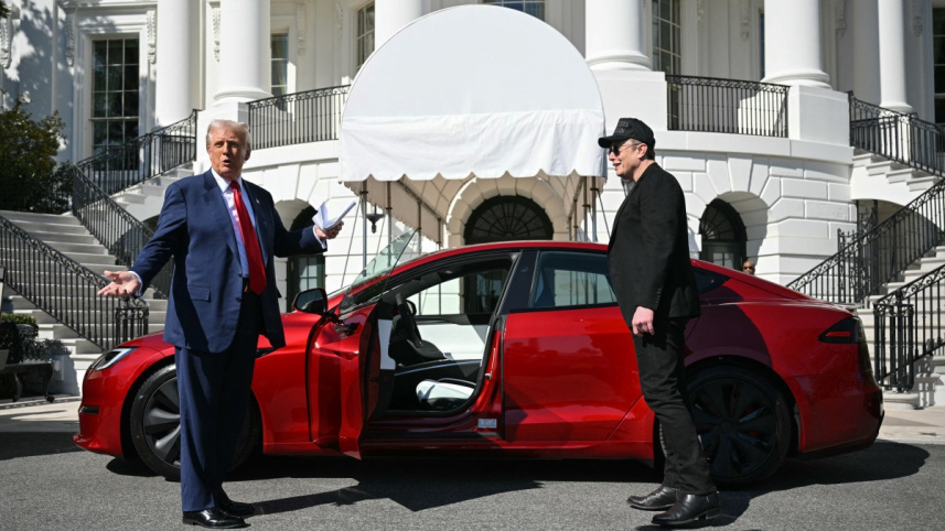 হোয়াইট হাউসের সামনে ট্রাম্প-মাস্ক ও টেসলা। ছবি: এএফপি