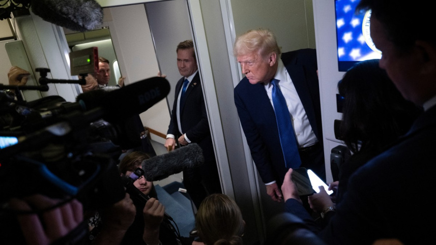 এয়ারফোর্স ওয়ানে সাংবাদিকদের সংগে বাৎচিত করছেন ট্রাম্প। ছবি: এএফপি