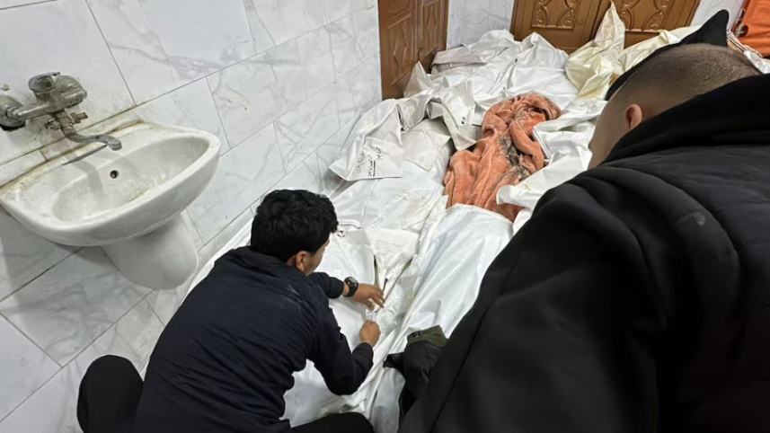 দক্ষিণ গাজার খান ইউনিসের নাসের হাসপাতালে ইসরায়েলি হামলায় নিহত ফিলিস্তিনিদের মরদেহ। ছবি: রয়টার্স