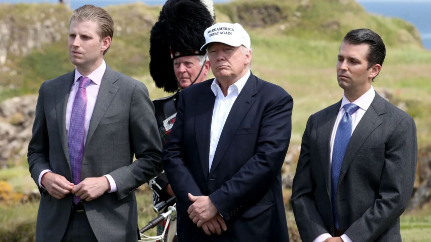 ছেলেদের সঙ্গে মার্কিন প্রেসিডেন্ট ডোনাল্ড ট্রাম্প। ছবি: সংগৃহীত