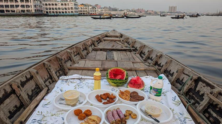 বুড়িগঙ্গায় ইফতার