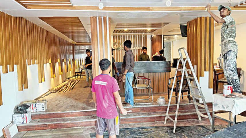 কক্সবাজারের একটি হোটেলের লবি ঈদের আগে সংস্কার করা হচ্ছে। ছবি: মোকাম্মেল শুভ ও সোহরাব হোসেন/স্টার