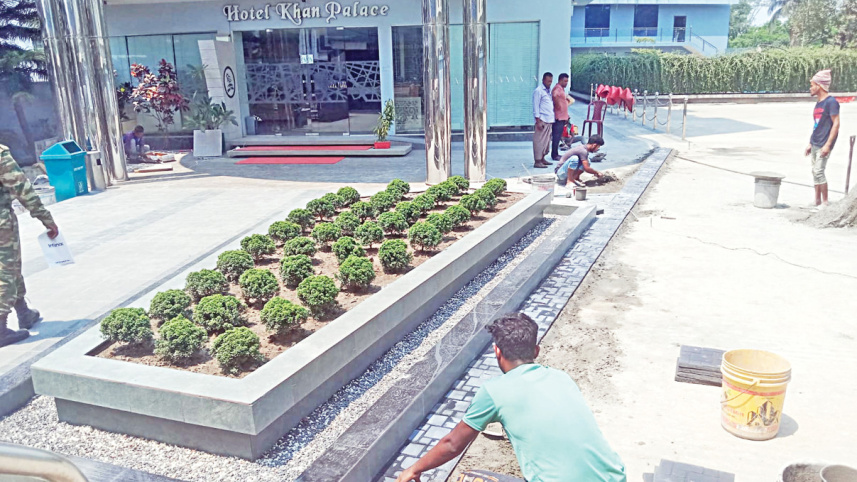 কুয়াকাটার একটি গেস্ট হাউজ রোজার মাসের পর ছুটি কাটাতে আসা পর্যটকদের স্বাগত জানাতে সাজানো হয়েছে। ছবি: মোকাম্মেল শুভ ও সোহরাব হোসেন/স্টার