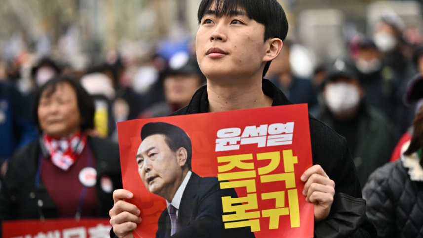 ইউনের এক ভক্ত। ছবি: এএফপি