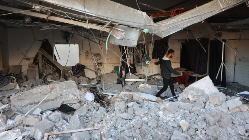 ইসরায়েলের আল-আহলি হাসপাতালে ইসরায়েলি বিমান হামলায় ব্যাপক ধ্বংসযজ্ঞ। ছবি: এএফপি