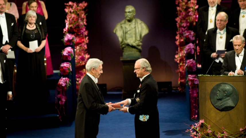 সাহিত্যে নোবেল পুরস্কার জেতেন মারিও বার্গাস ইয়োসা। ফাইল ছবি: এএফপি (২০১০)