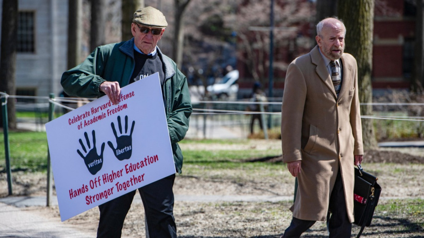 হার্ভার্ডের দুই শিক্ষক বিক্ষোভে অংশ নেন। ছবি: এএফপি