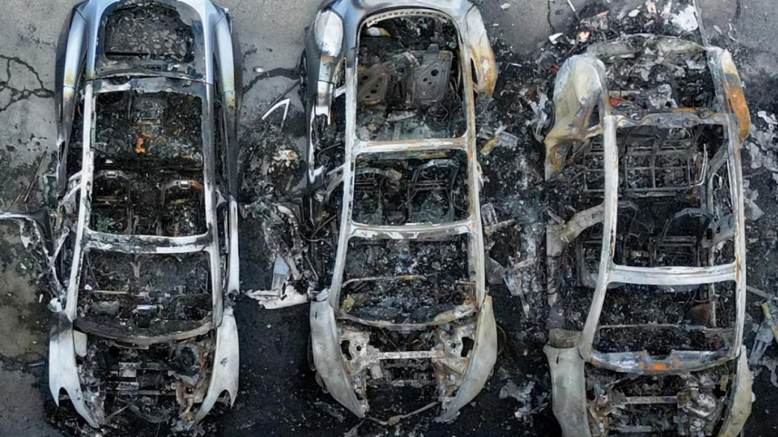 রোমে টেসলা পুড়িয়ে বিক্ষোভ জানানো হয়। ছবি: DW