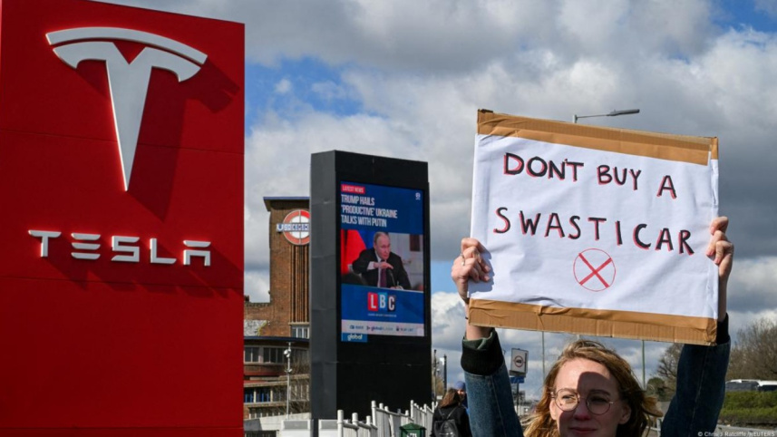লন্ডনে টেসলার শো-রুমের বাইরে বিক্ষোভ। ছবি: DW
