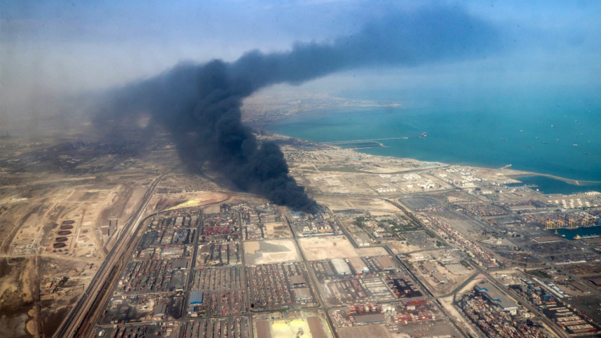 ইরানের শহীদ রাজয়ি বন্দরে বিস্ফোরণের ২৪ ঘণ্টা পরও নেভেনি আগুন। ছবি: এএফপি