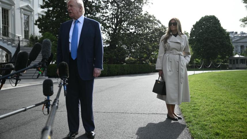 হোয়াইট হাউজের সামনে ট্রাম্প ও মেলানিয়া। ছবি: এএফপি