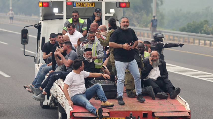 দাবানল থেকে সুরক্ষা পেতে ইসরায়েলিদের নিরাপদে সরিয়ে নেওয়া হচ্ছে। ছবি: এএফপি